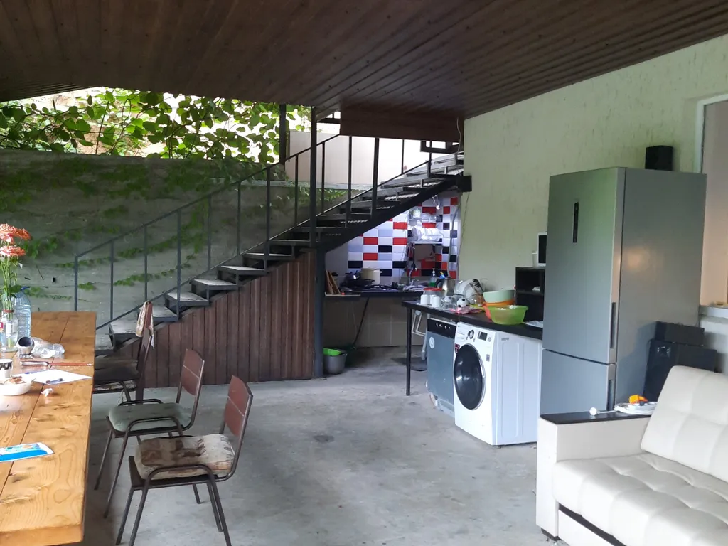 Уютный домик в тихом месте на берегу моря