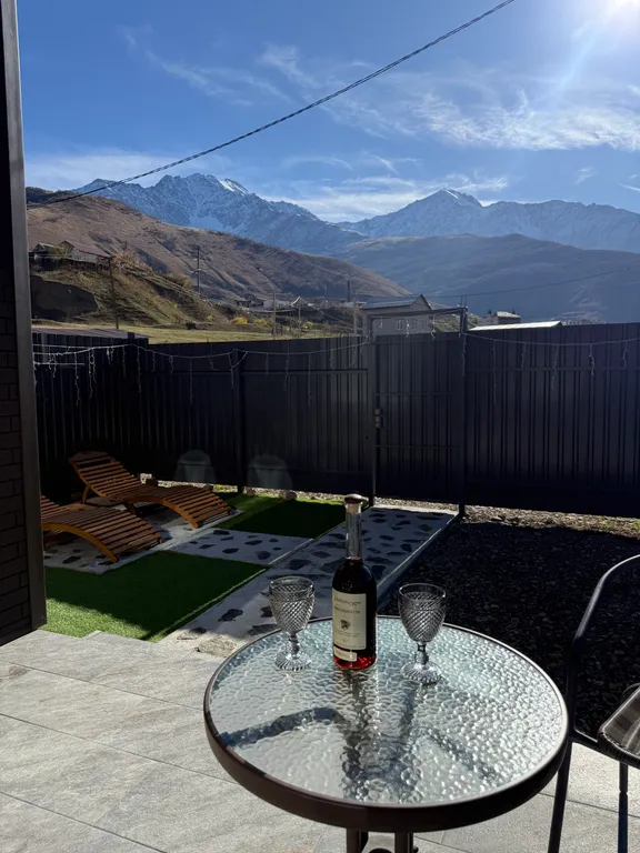 Уютный домик у реки для семейного отдыха