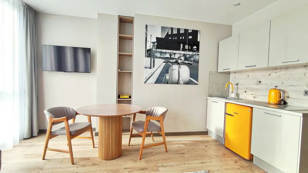 Студия с видом на город