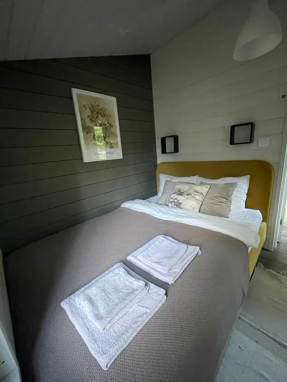 Уютный домик в ёлках