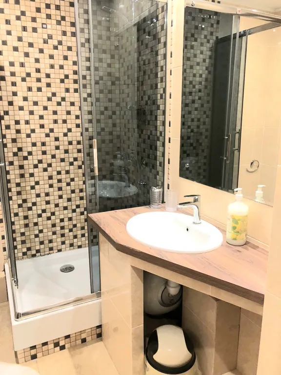 Апартаменты с двумя спальнями  возле торговых центров