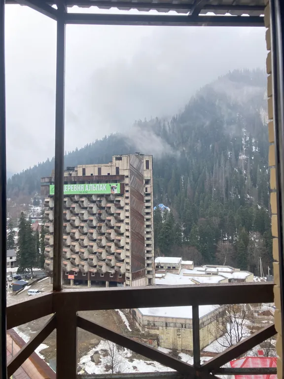 Современная чистая студия с панорамными окнами на горы