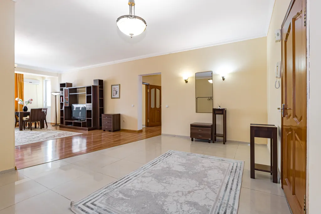 Квартира для большой компании с видом на Байтерек