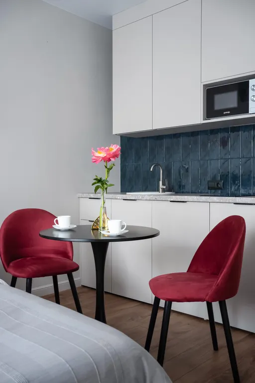 Синяя студия у моря