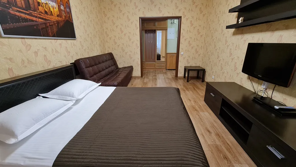 Просторная комфортабельная двухкомнатная квартира в многоэтажном доме