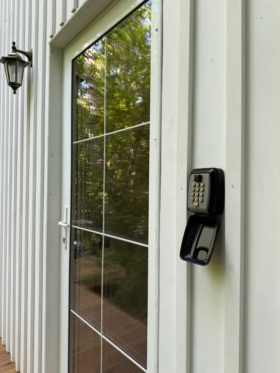 Домик на холме с видом на Байкал