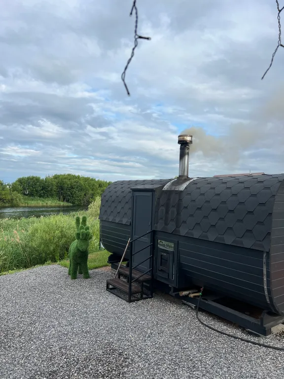 Теплый домик на берегу озера с баней и чаном