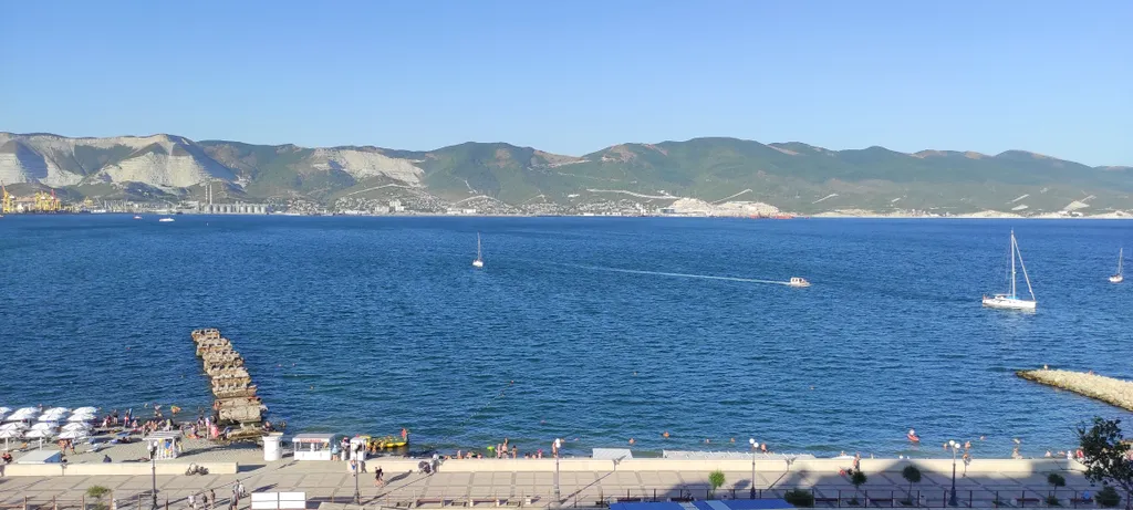 Новая евро-двушка с панорамным видом на море и пляж перед домом