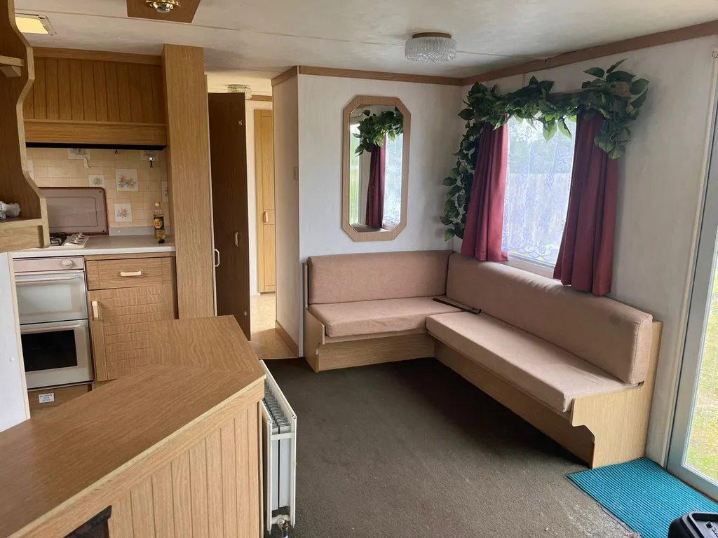 Комфортабельный дом на колесах Festival Super на берегу озера