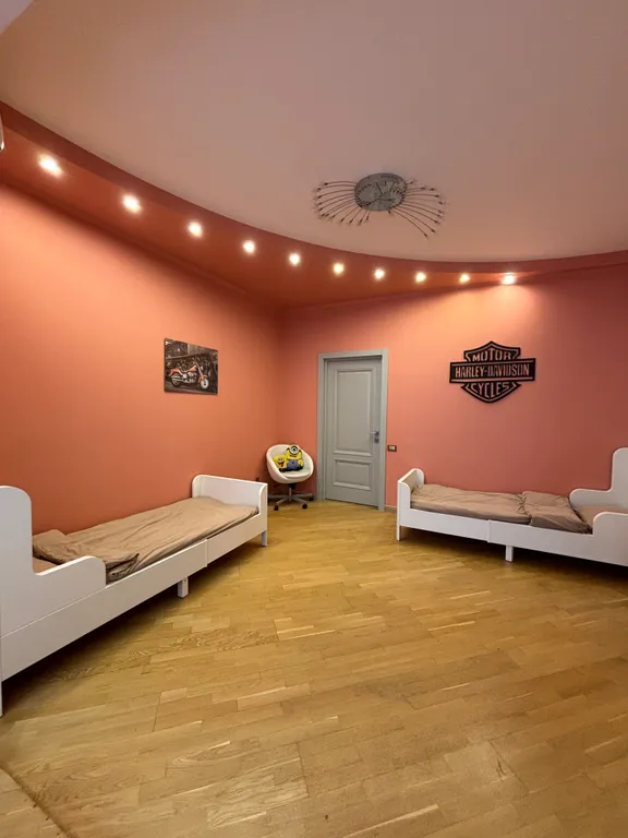 Огромная квартира на набережной