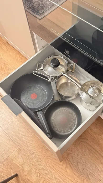 Евродвушка с высокими потолками и большими окнами, 2 кровати