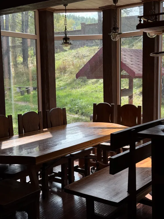 Уютный дом с камином в центре