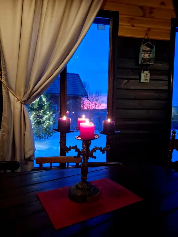 Дом с кораблем на берегу реки