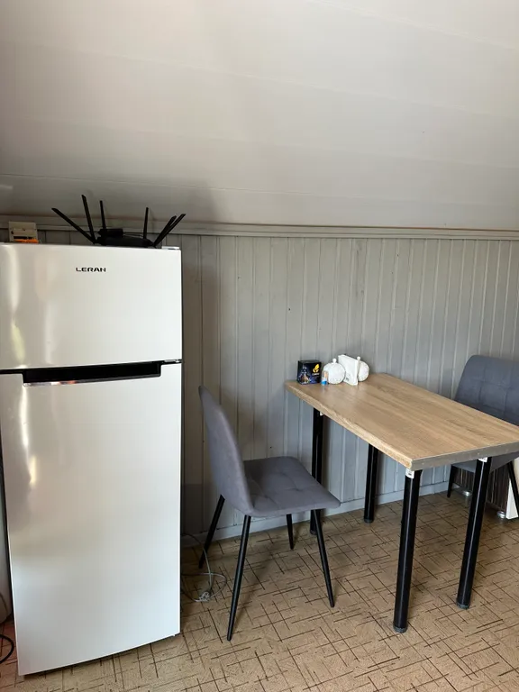 Уютная комната с видом на горы на побережье