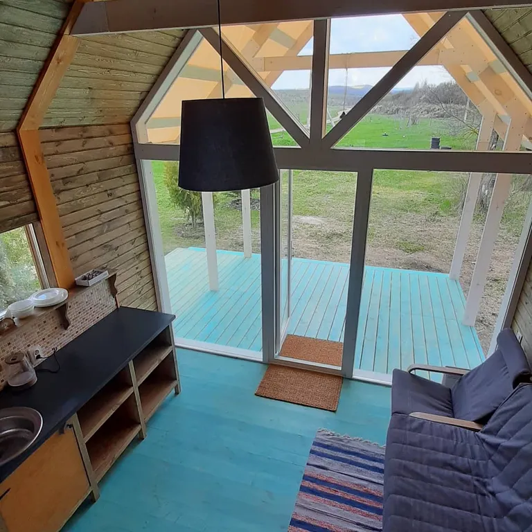 Уютный эко-дом у горной речки