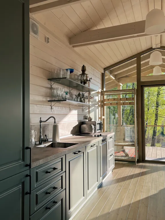 Гостевой дом среди березовой рощи с видом на поле и лес