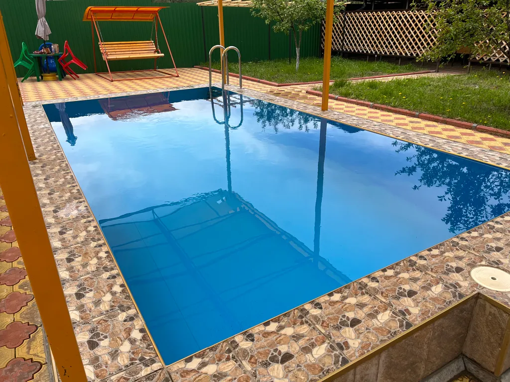 Двухэтажный дом с бассейном, верандой и видом на горы