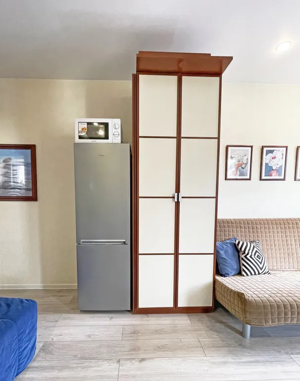 Угловая студия с цветами на берегу моря