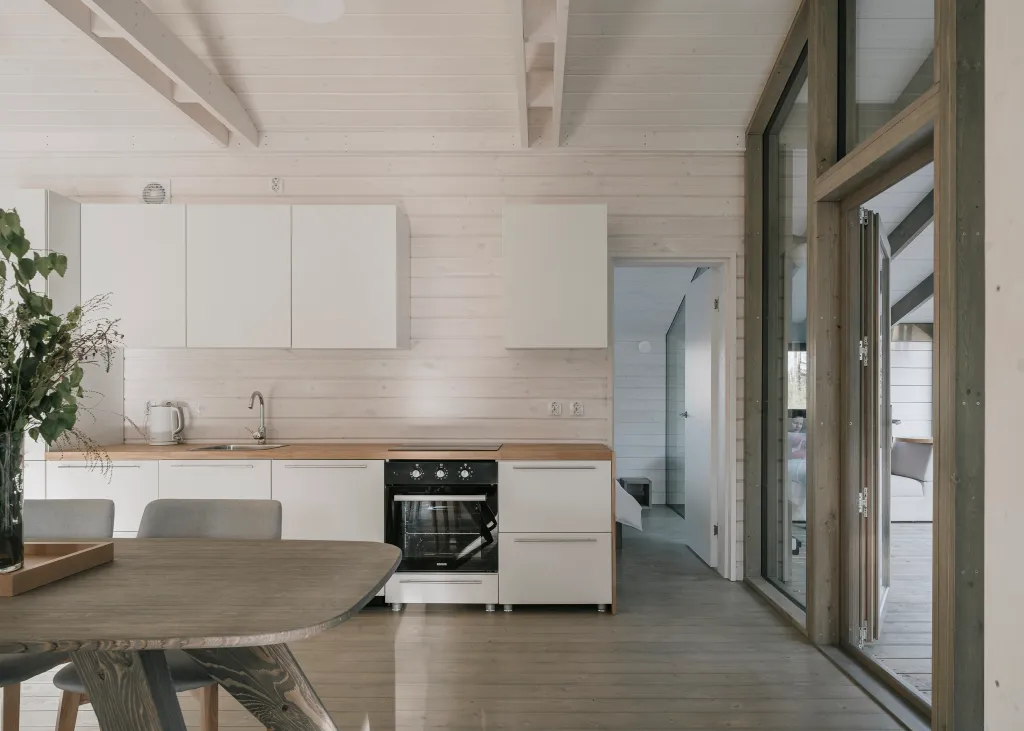 Загородный дом с просторной террасой и баней