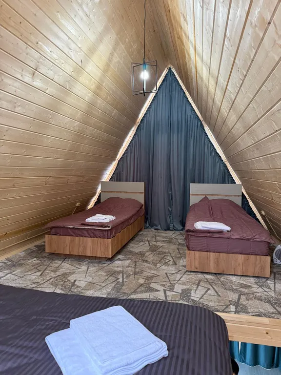 А-фрейм с видом на горы и лес