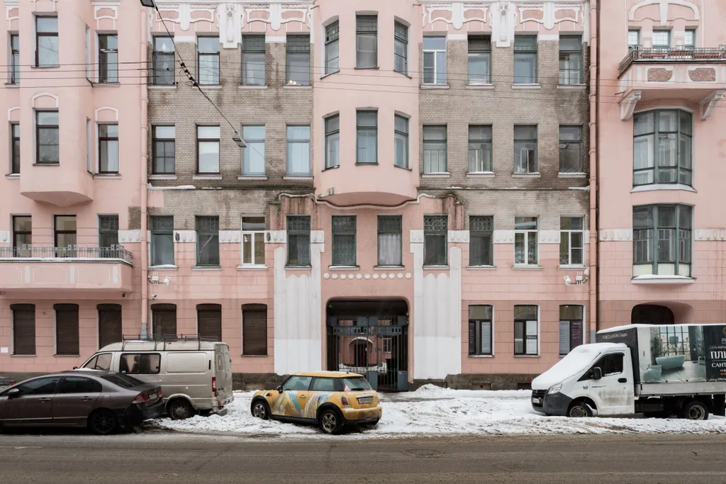 Студия в лиловых сумерках у изразцов каминных