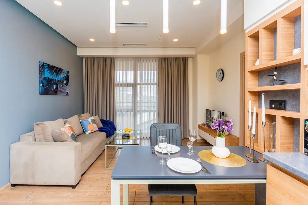 Стильная квартира с французским балконом в центре города