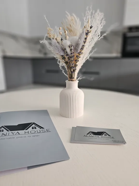 Новый современный дом в центре города, рядом с набережной.