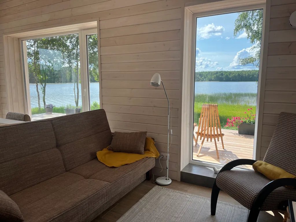 Домик в Карелии на берегу озера