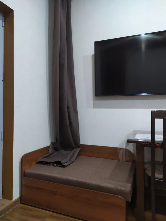 Студия с видом на горы и лес