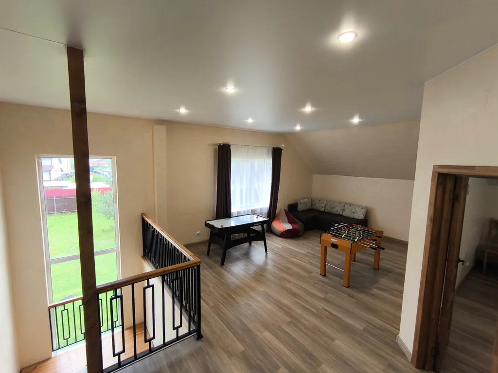 Большой дом с большим залом и с баней