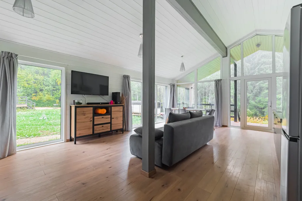 Барн с панорамными окнами с видом на дикий лес