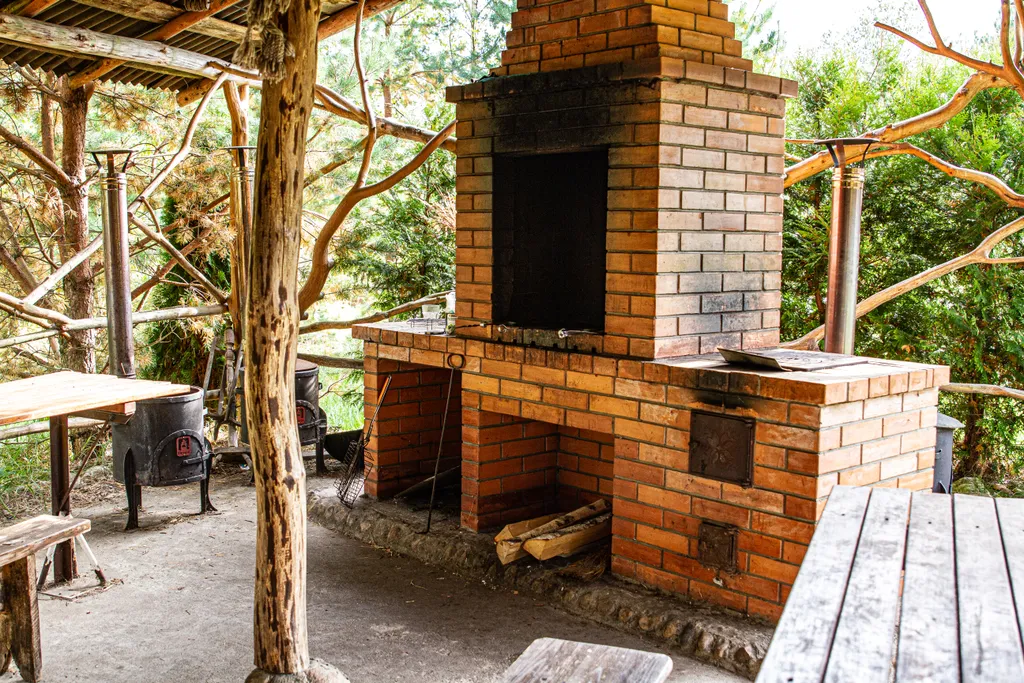 Усадьба Медвежий угол в лесу на берегу озера