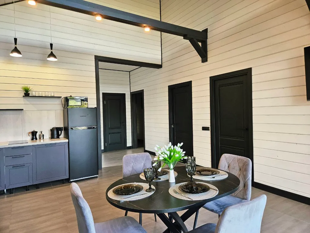 Дом с большой террасой, панорамными окнами, банным чаном и сауной