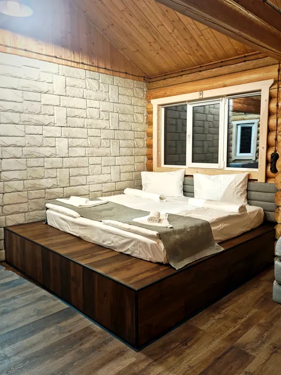 Гостевой дом в лесу с баней на дровах, чаном, бассейном, джакузи