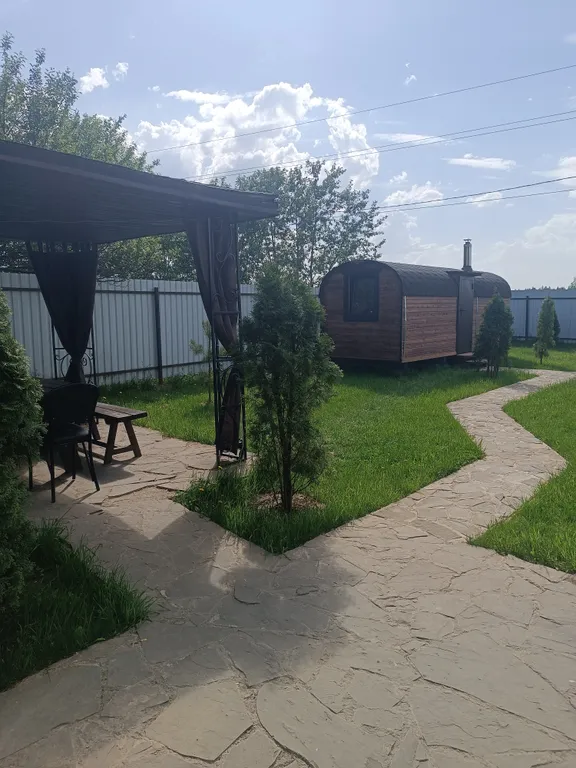 Дом у пруда