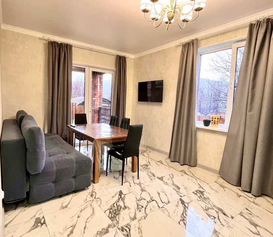 Отличный дом со своим двором в центре поселка