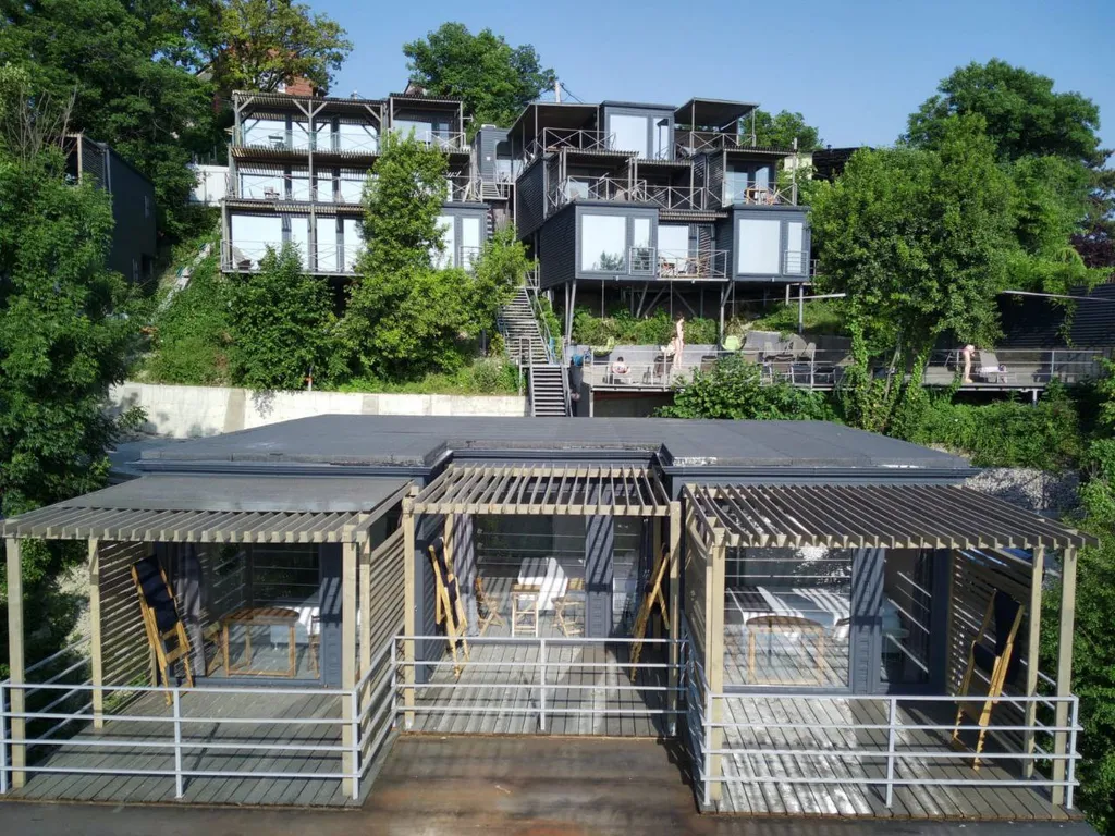 Четырехместный номер с террасой и видом на море.