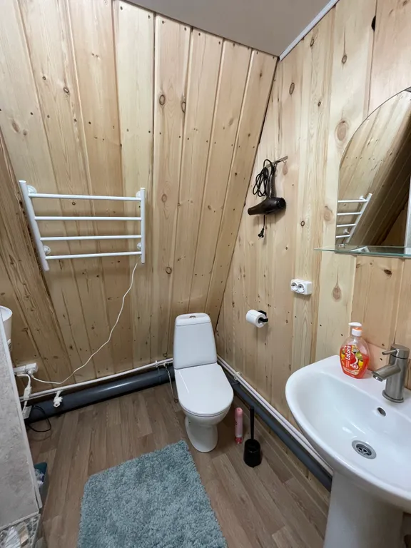 А-frame в окружении леса и гор