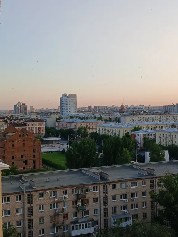 Жизнь с видом реку: огромная лоджия с панорамным остеклением в пол!