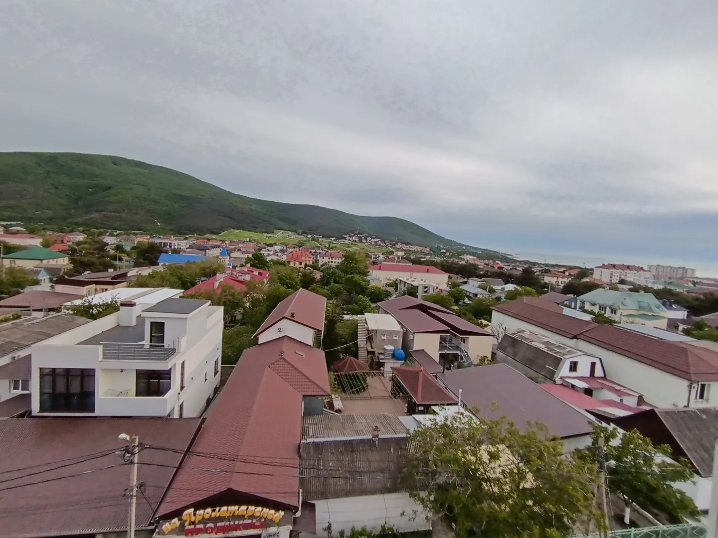 Вид на море, горы с окна лоджии