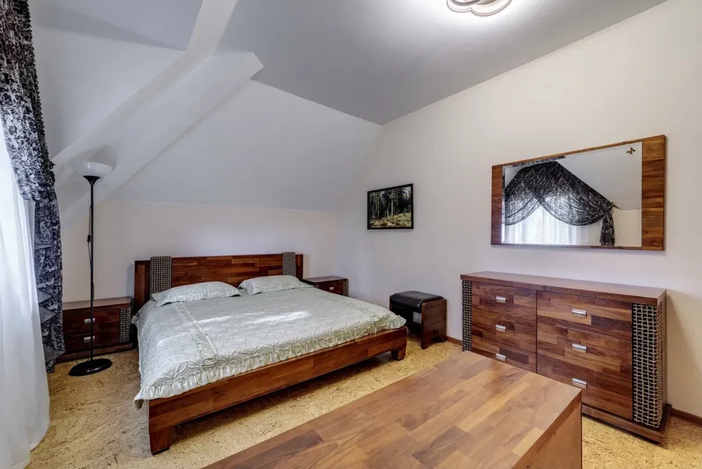 Загородный дом с бассейном и бильярдной