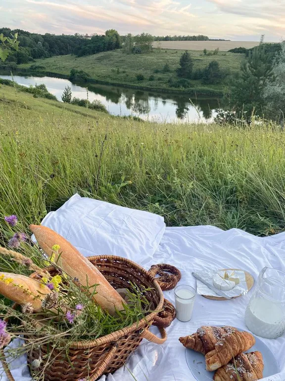 Домик в лесу с пятнистыми оленями и кроликами