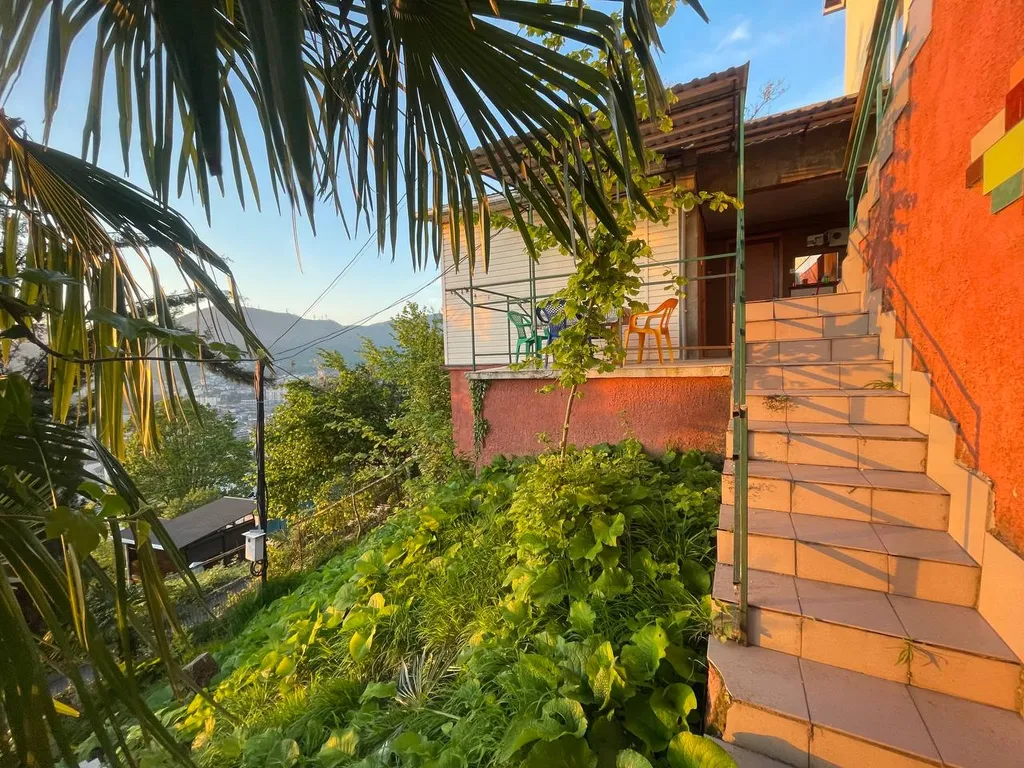 Домик-эконом с террасой и видом на море и горы