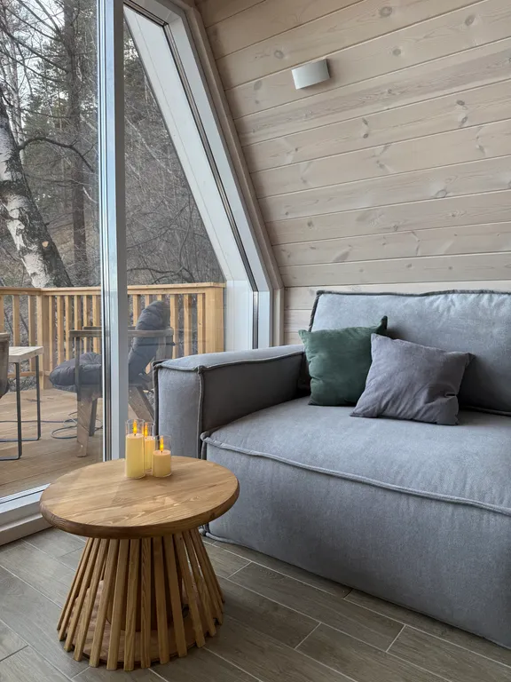 Домик на холме с видом на Байкал