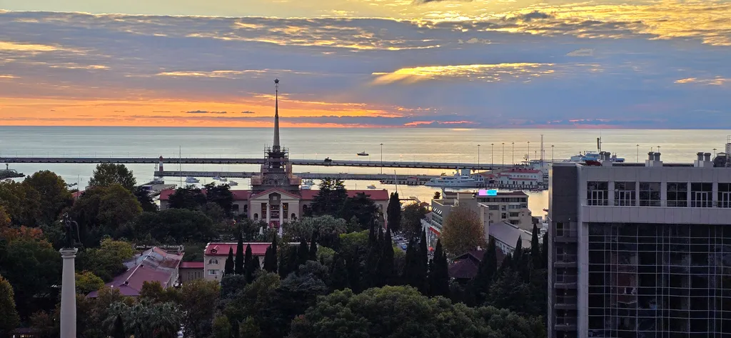 Квартира Уютная квартира в центре с потрясающим видом на морской порт — Сочи