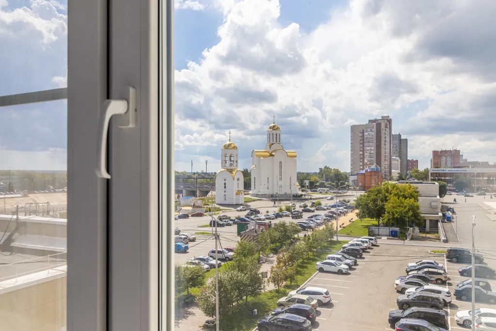 Уютная светлая студия в центре города с видом на набережную