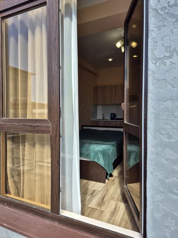 Яркая студия с видом на бассейн