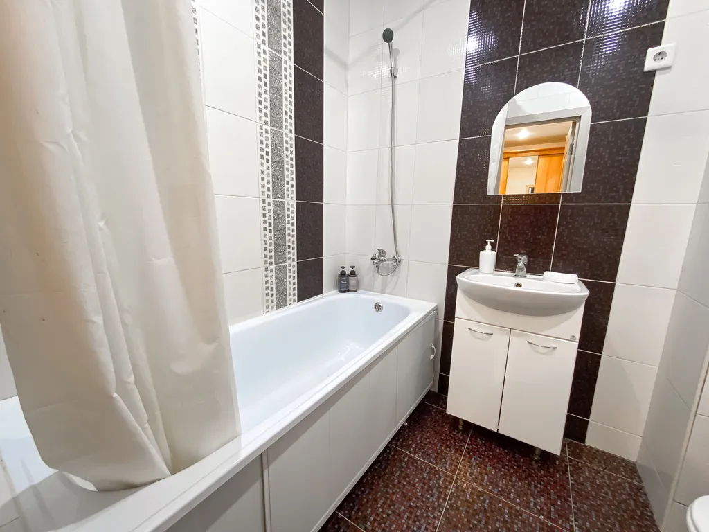 Светлая квартира у ТЦ Аквамолл