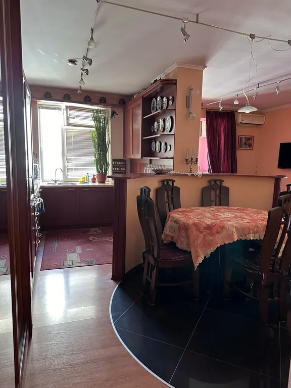 Двухкомнатная квартира с залом и видом на горы