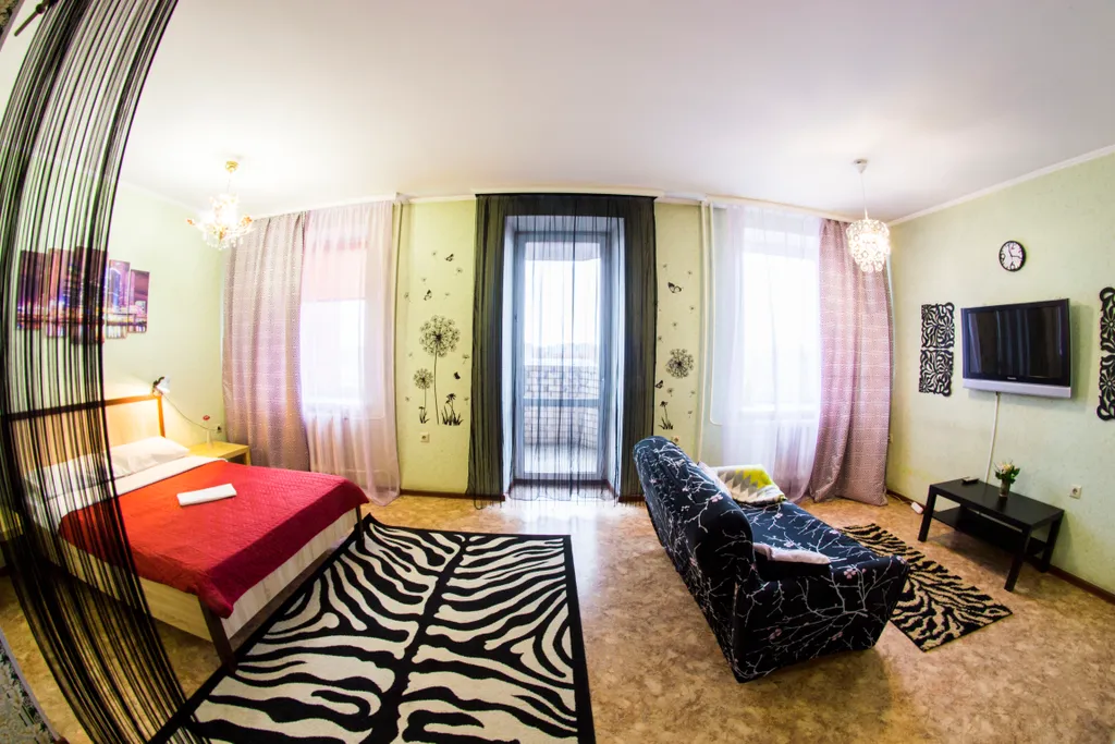 Студия с яркой кухней